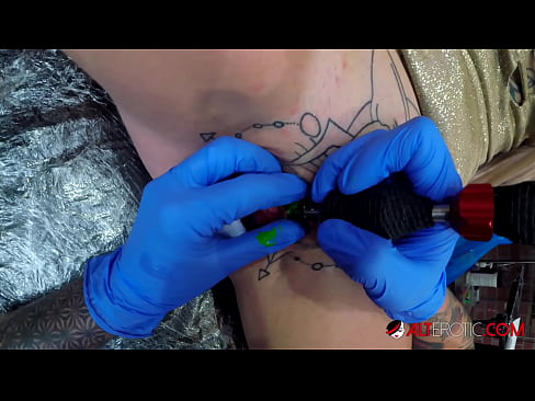 ❤️ Ekstremt tatoveret hottie Sully Savage fik en tatovering på sin klitoris ️ Sex video at da.porno24-7.ru ️❤