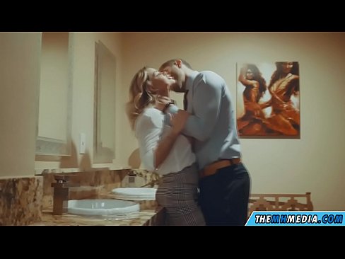 ❤️ Når en barmfagre blondine forfører dig på et offentligt toilet ️ Sex video at da.porno24-7.ru ️❤